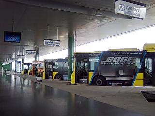 路線バスが並ぶターミナル
