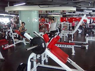 バンコクのスポーツジムのトレーニングマシン
