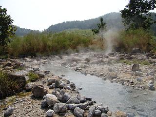 川沿いに噴き出る温泉